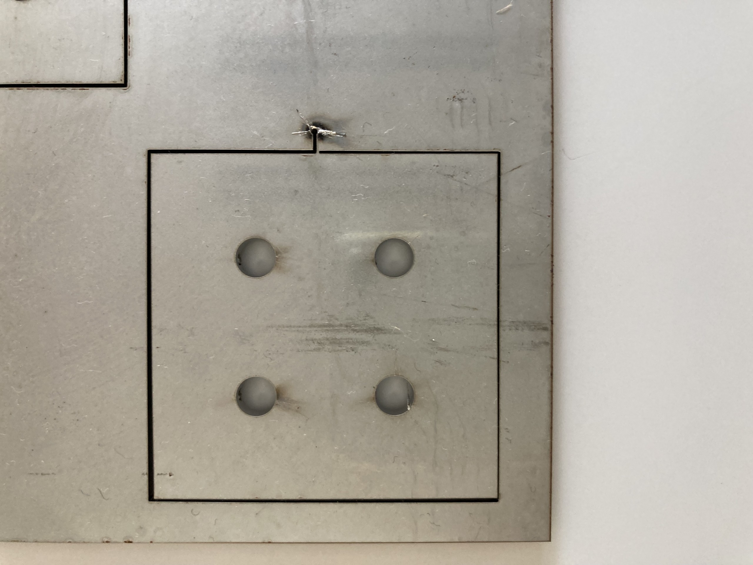 ステンレスのレーザー加工で厄介なピアッシングの“ひげ”について